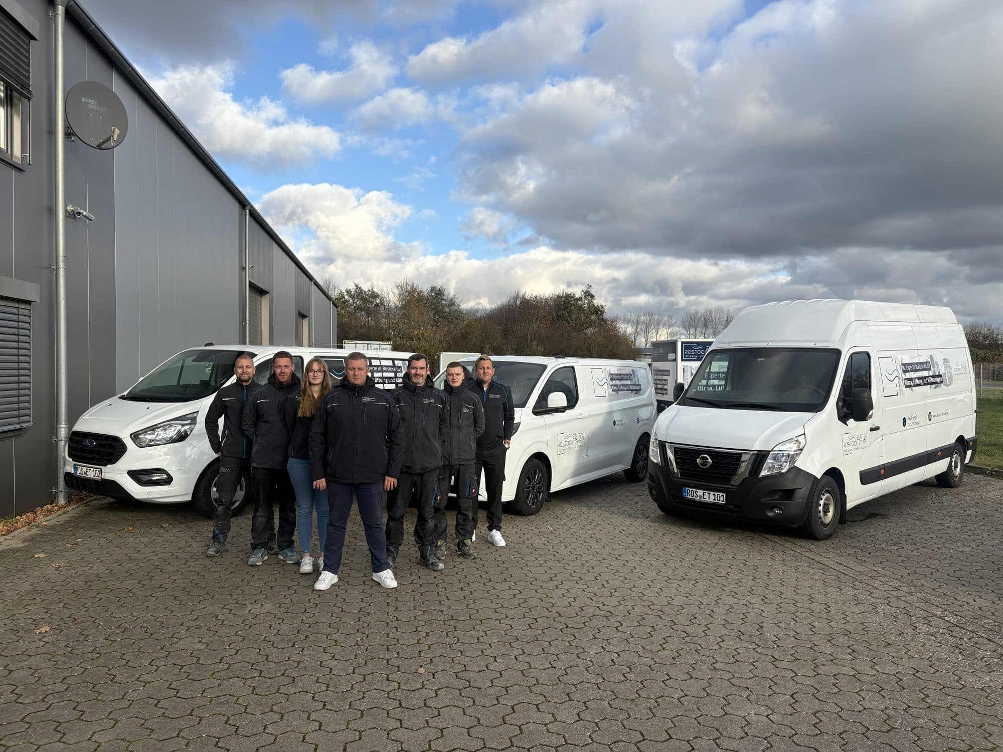 Das Team von ELuTec Rostock vor der Halle in Bentwisch